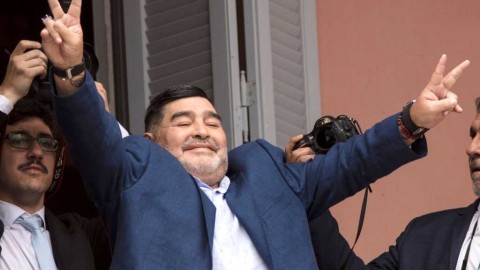 玫瑰宫的拥抱：马拉多纳与费尔南德斯总统的温情重逢