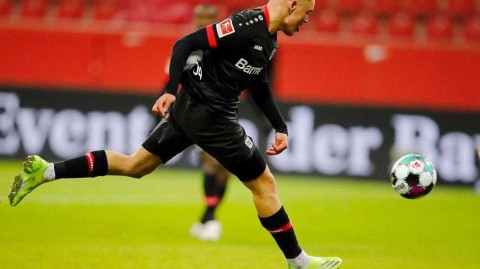 拜利梦幻舞步点亮拜耳竞技场，勒沃库森四球大胜霍芬海姆登顶德甲