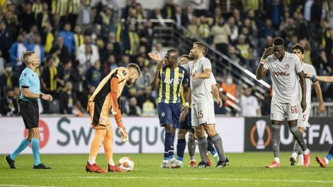 欧联杯小组赛费内巴切惨败奥林匹亚科斯，伊斯坦布尔之夜客队闪耀