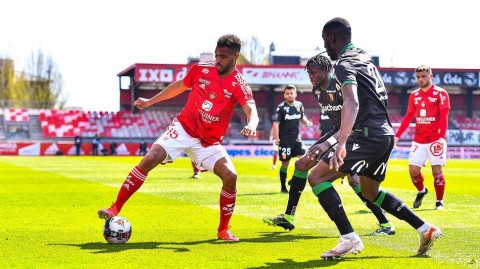 法甲硝烟弥漫的平局：布雷斯特主场激战朗斯，红黄牌满天飞