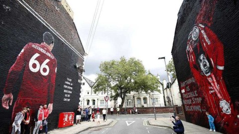 利物浦英超首冠庆典 球迷街头涂鸦绘就红色深情