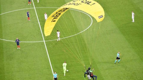 环保人士空降欧洲杯赛场 滑翔伞失控惊魂一幕险些砸中德尚
