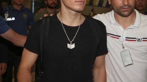 土耳其游子归来：埃姆雷·莫尔租借加盟加拉塔萨雷，伊斯坦布尔球迷机场狂热迎接