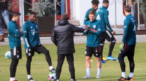 拜仁慕尼黑雪中备战：专注细节，静待联赛重启