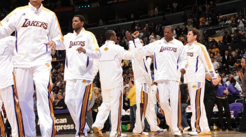 湖人太阳季后赛恩怨再续，三分狂潮点燃紫金主场