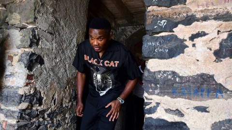 猎豹的静默朝圣：埃托奥在达喀尔格雷岛触摸非洲足球的根与魂