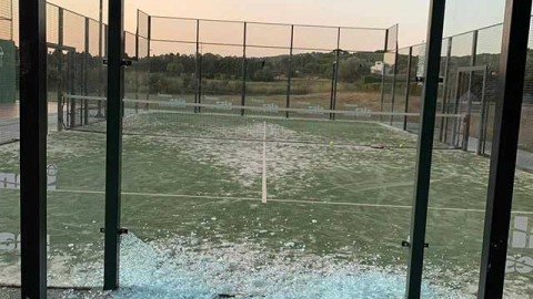 巴萨铁血队魂归来！普约尔撞碎玻璃血流满身却依然微笑