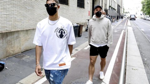 蓝黑荣耀夜：孔蒂与他的战士们在国际米兰夺冠庆典上的狂喜瞬间