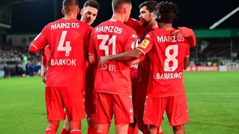 绿茵战场上的童话与实力对决 吕贝克零比三不敌美因茨