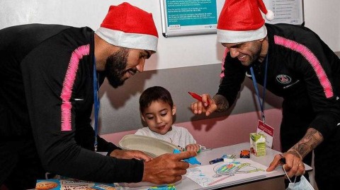 寒冬暖流：大巴黎众球星圣诞节前探望重病患儿，用拥抱点亮希望