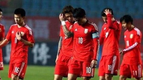 以下是两篇符合用户指定框架的足球赛事复盘范例。