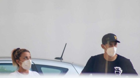 巴黎天使的悠长假期：迪马利亚与妻子乐享海滩艳阳