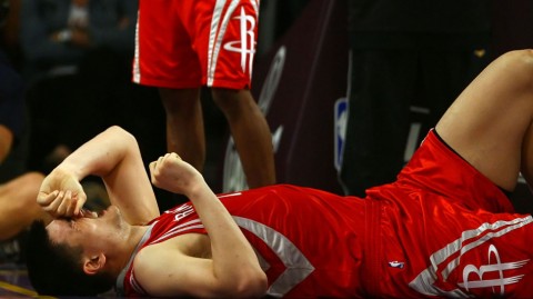 姚明生涯伤病史全回顾：从眉骨开裂到脚部骨折，巨人征途的荣耀与代价