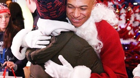 姆巴佩圣诞老人造型大公开，球迷：这是要改行送礼物？