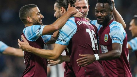 特夫摩尔球场的疯狂夜晚：杰伊·罗德里格斯26分钟大四喜，伯恩利逆转罗奇代尔晋级