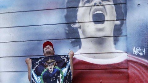 永远的迭戈：布宜诺斯艾利斯球迷心中不灭的十号