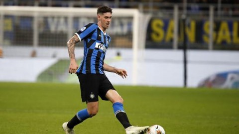 标题：3分钟闪击，第66分钟头槌双响！拉比奥化身空霸击溃意大利——德尚用旧战场逆袭新贵，米兰蓝衣主场骤然崩塌