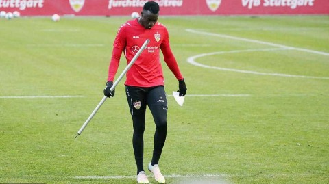 德甲保级关键战前 斯图加特全队冲刺备战美因茨