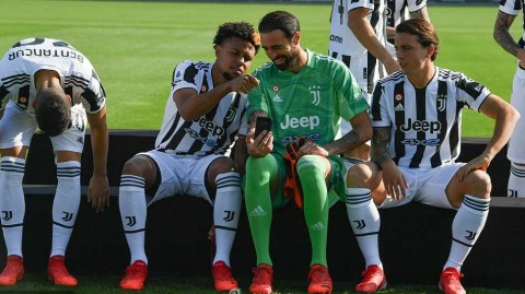 斑马军团温情一刻：迪巴拉与莫拉塔搂肩哥俩好，尤文图斯拍摄官方合影花絮