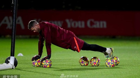 利物浦训练场上的杂耍大师 阿德里安脚踩足球秀出核心力量