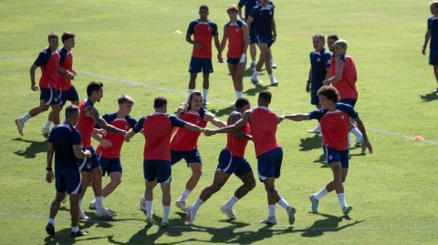 床单军团远征墨西哥蒙特雷 友谊赛前训练展现战斗风貌