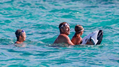 弗利克与家人共享福门特拉岛温暖时光