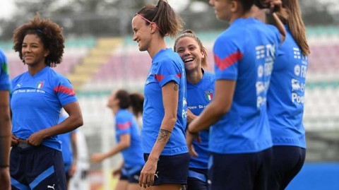 大赛在即蓝衣军团展从容 意大利玫瑰训练场绽放笑容