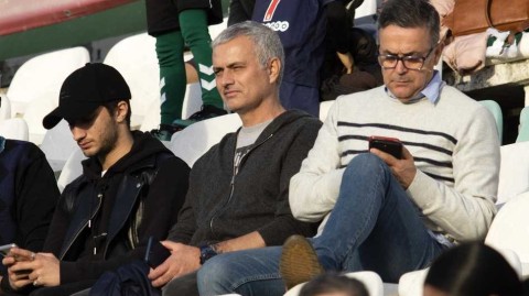 穆里尼奥回乡观战，神情专注显名帅本色