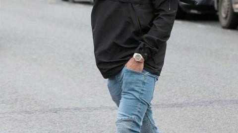 斯特林街头便装低调出行彰显快乐足球本色