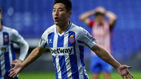 武磊三度捧起金球荣耀 绿茵征程再铸辉煌