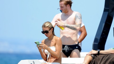 绿茵硬汉的柔情时光：罗伊斯与爱妻西班牙海岸甜蜜假期全记录