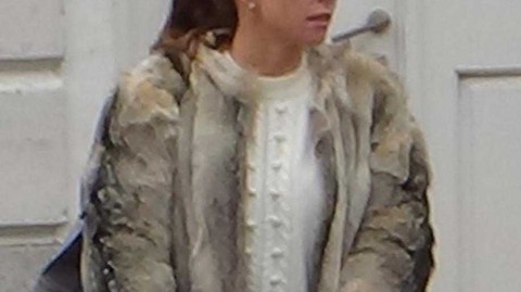 科琳·鲁尼华盛顿街头温馨遛娃，母性光辉点亮冬日