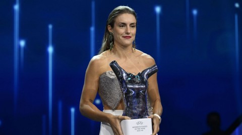 荣耀加冕！巴萨女王普特拉斯蝉联欧足联年度最佳