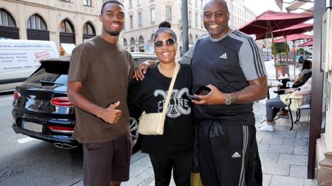 拜仁新援携父母漫步慕尼黑开启人生新篇章