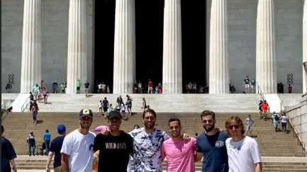 皇马众将玩转华盛顿，与爱因斯坦雕像搞怪合影