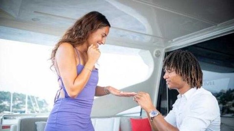 曼城铁卫双喜临门：情定4100万镑转会，与挚爱凯莉许下终身承诺