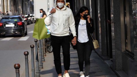 绿茵场下的温柔时光：穆列尔与爱妻的米兰街拍特辑