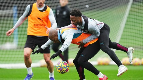 蓝月亮的战争气息：斯特林单挑费鸟，曼城赛前备战直击