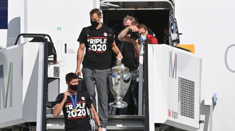 荣耀归航：拜仁慕尼黑加冕“三冠王”携欧冠金杯载誉返抵慕尼黑