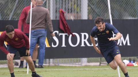 罗马全力备战意甲第八轮 众将训练场挥汗如雨