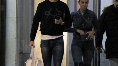 巨星购物季：C罗携家人浪漫“血拼” 名牌店变家庭秀场