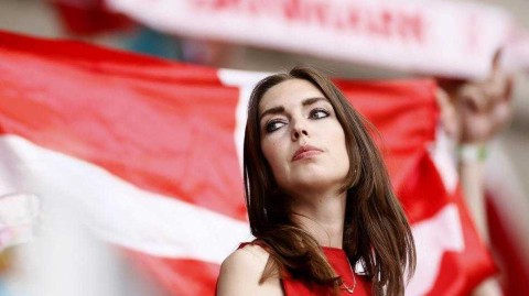 绿茵场外的亮丽风景线 欧洲杯八强美女球迷图鉴