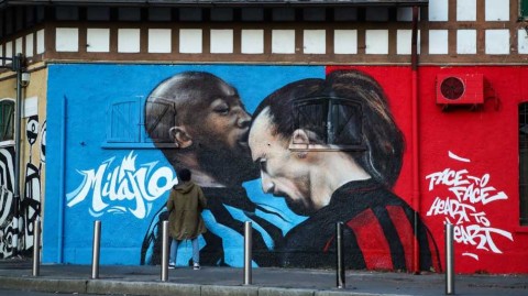 米兰德比的永恒瞬间：圣西罗墙上的“顶牛”怒吼与一座城的记忆