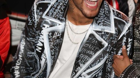 桑巴足球的华丽转身：内马尔在巴黎男装周演绎足坛新风尚