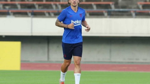 巴萨日本备战迎故人，格列兹曼的笑容点亮神户雨夜