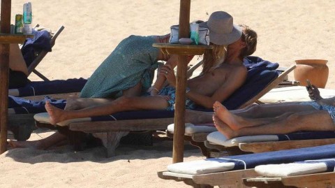 撒丁岛阳光下的爱情童话：克劳奇与爱妻阿比的海边假日