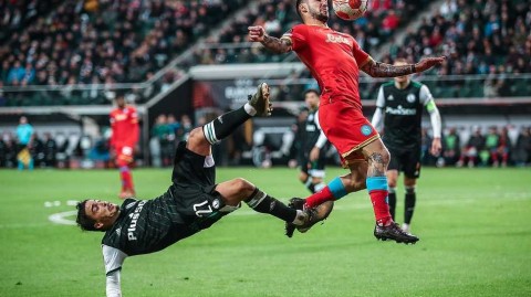 欧联杯激战：那不勒斯客场四球大逆转，蓝衣军团下半场连入四球掀翻华沙军团