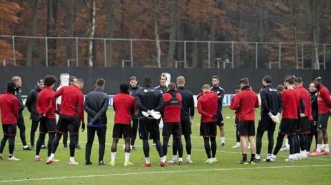 施密特赛前发布会谋胜仗 埃因霍温全队上下全力出击欧联关键战