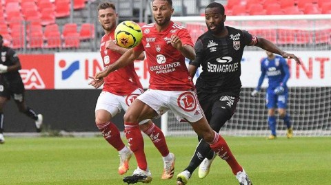 夏日热身赛激战：布雷斯特与甘冈狭路相逢