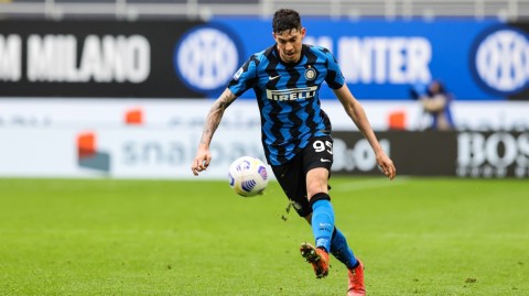 蓝黑基石，忠诚之选：巴斯托尼续约时刻的光影故事